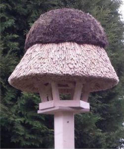 Vogelfutterhaus Reetdach gedeckt Modell 210