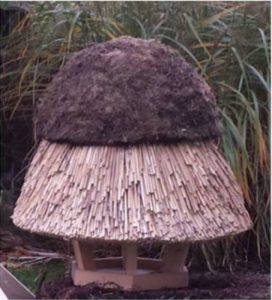 Vogelfutterhaus Reetdach gedeckt Modell 180