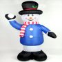 Beleuchteter Schneemann mit Schneeball
